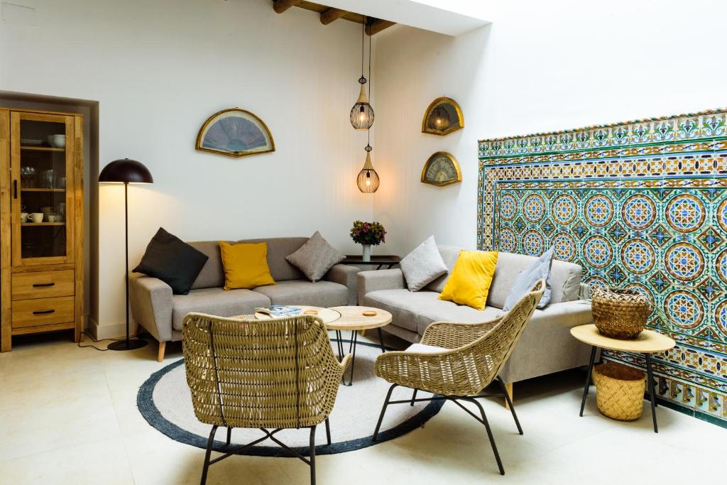 sala de estar con sofá y sillas en Casa de los Venerables en Sevilla