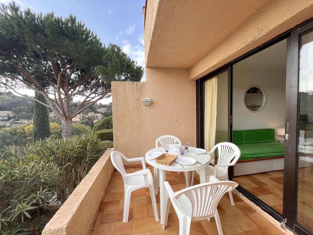 un patio avec une table et des chaises sur un balcon dans l'établissement Appartement 2P 4 Couchages avec Piscine, Tennis et Parking à La Croix-Valmer - FR-1-226B-174, à La Croix-Valmer