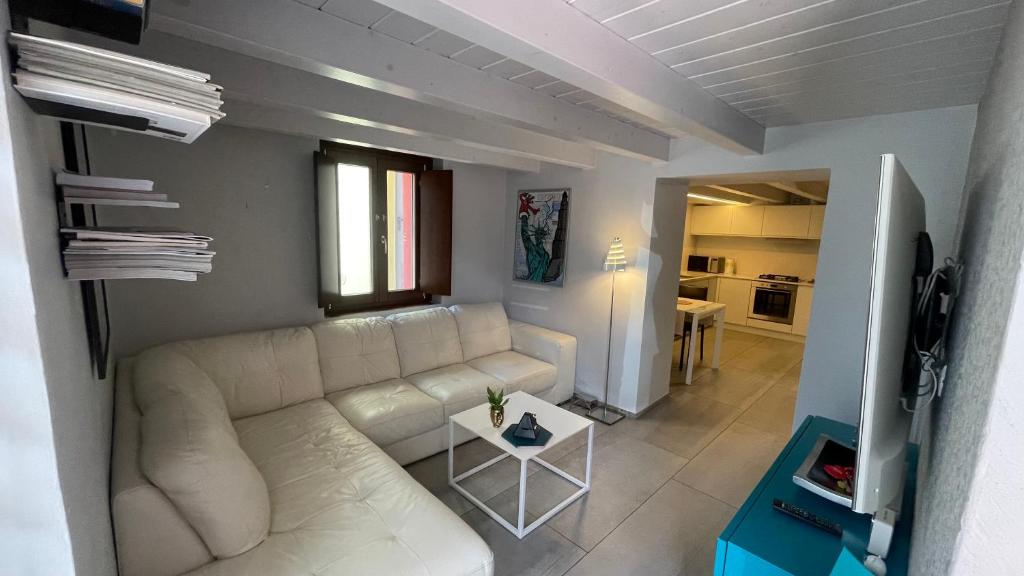 ein Wohnzimmer mit einem weißen Sofa und einem Tisch in der Unterkunft I Home - Riviera Horses in San Giovanni in Marignano