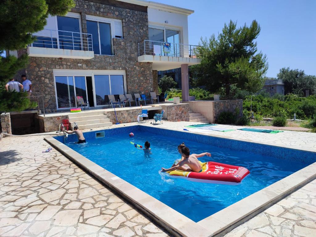 Radovanići的住宿－Sunset Villa Montenegro，一群人在游泳池玩耍