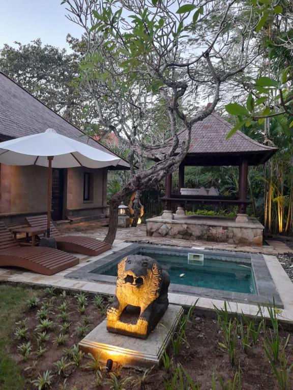 Bazén v ubytování The Royal Beach Seminyak Bali nebo v jeho okolí