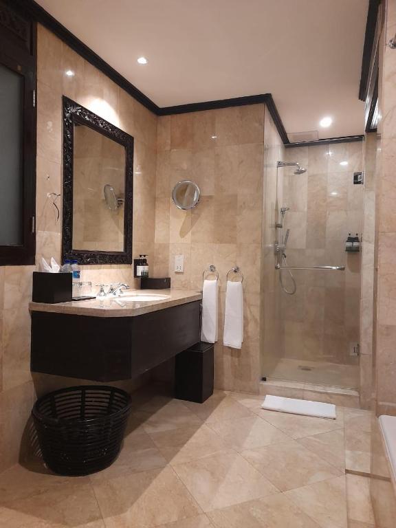 Koupelna v ubytování The Royal Beach Seminyak Bali