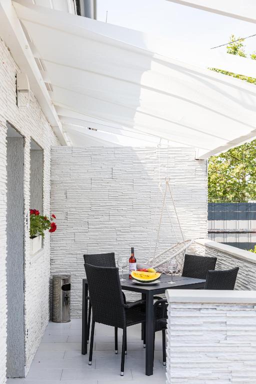 Balkón nebo terasa v ubytování Balatonic Lemon apartmanház