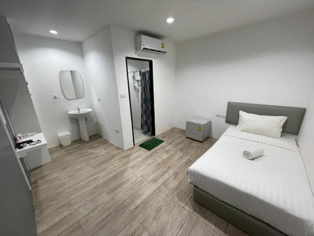 Postel nebo postele na pokoji v ubytování Phuket Muay Thai Hotel Rawai Beach