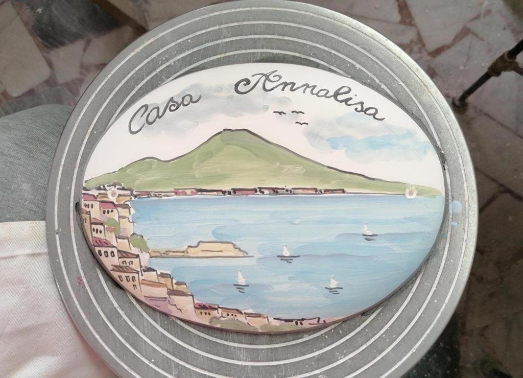 une plaque avec une photo de l'océan et d'une montagne dans l'établissement Casa Annalisa, à Ercolano