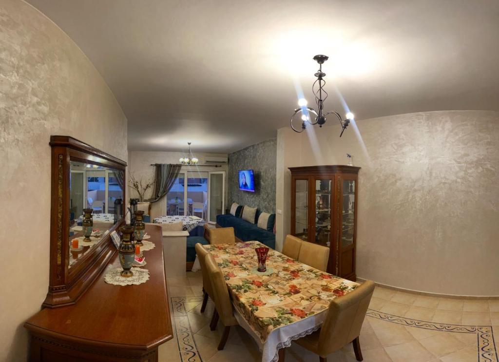 ein Esszimmer und ein Wohnzimmer mit einem Tisch und Stühlen in der Unterkunft Appartement AP2 Résidence Al Waha in Saidia 