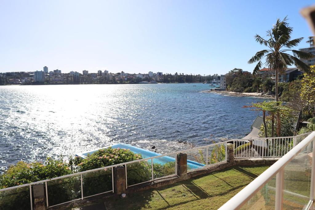 vistas al agua desde el balcón de una casa en Waterfront on Manly Harbour en Sídney