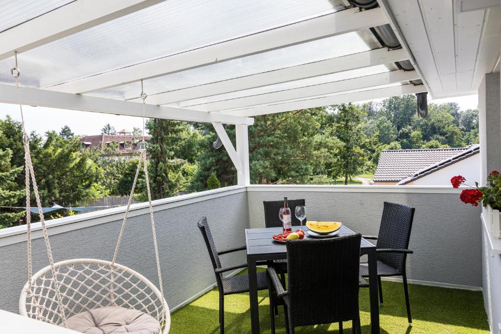 Balkón nebo terasa v ubytování Balatonic Lemon apartmanház
