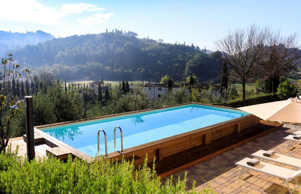 een zwembad met uitzicht op een berg bij Casa Papa in Castelfiorentino