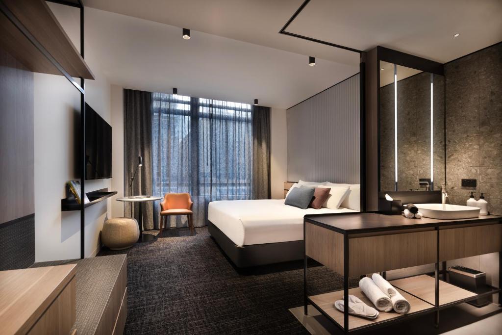 una camera d'albergo con letto e bagno di The Howey a Melbourne