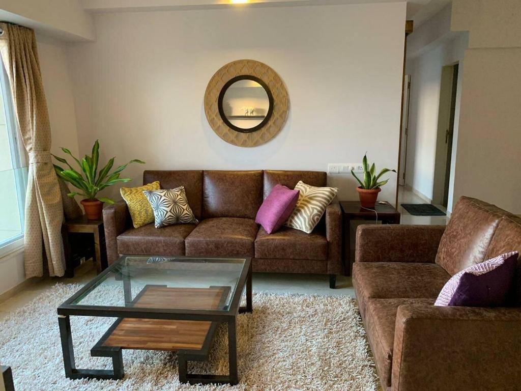 - un salon avec un canapé et une table basse dans l'établissement Kanakia Paris D wing at BKC, Near Asian Heart Hospital, A Luxury Stay by Connekt Homes, à Mumbai