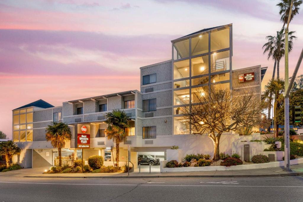 un edificio de oficinas con palmeras delante en Best Western Plus All Suites Inn, en Santa Cruz