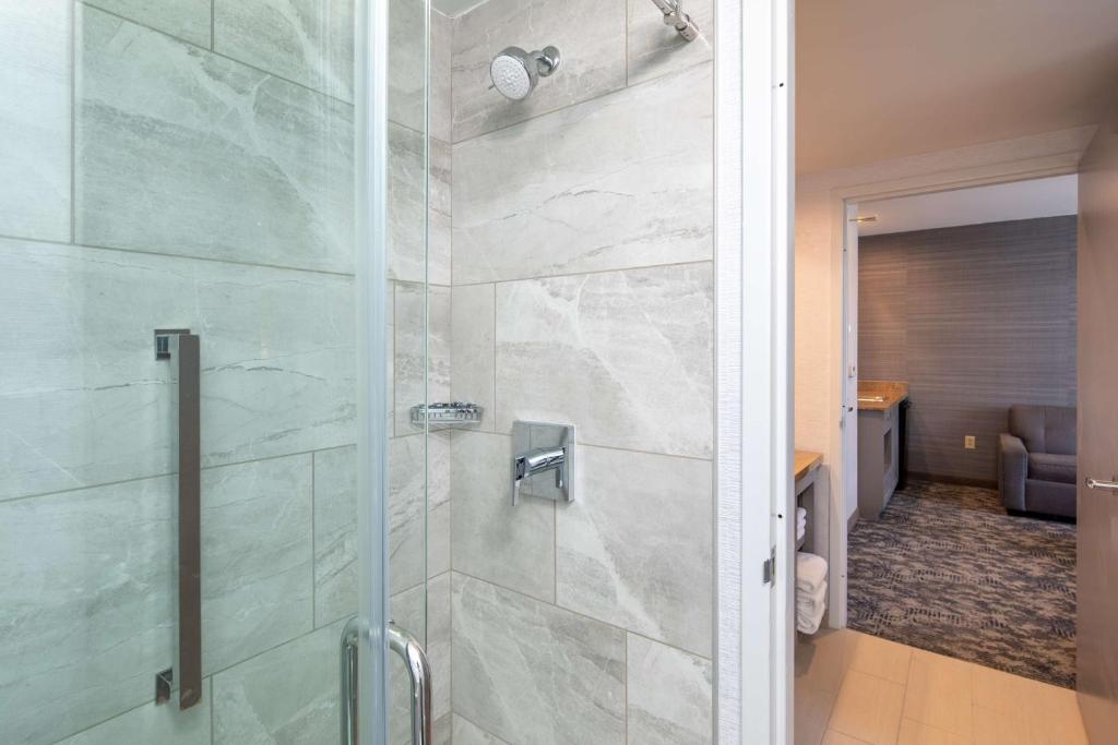 Embassy Suites by Hilton Portland Maine - Premium King Suite - Non-fumeur