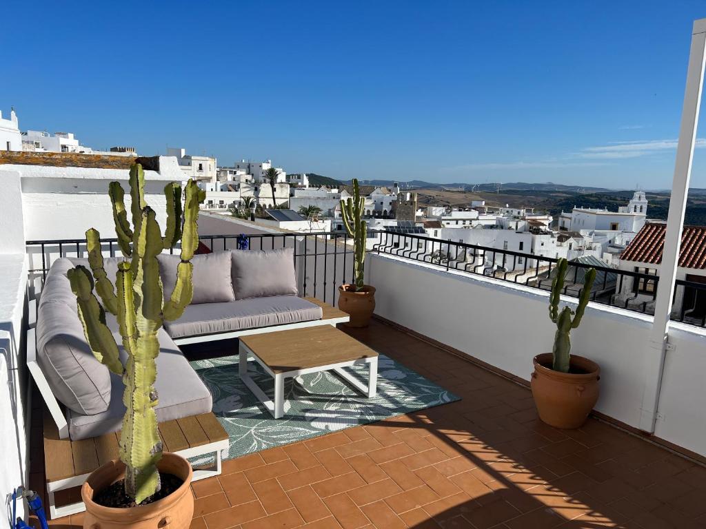 balcone con divano e cactus sul tetto di Casa Esmeralda a Vejer de la Frontera