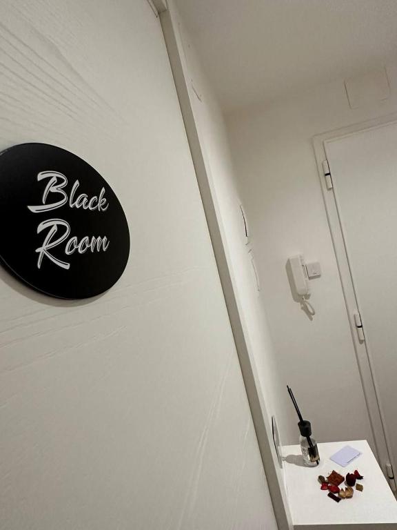 Black & White Rooms - 17