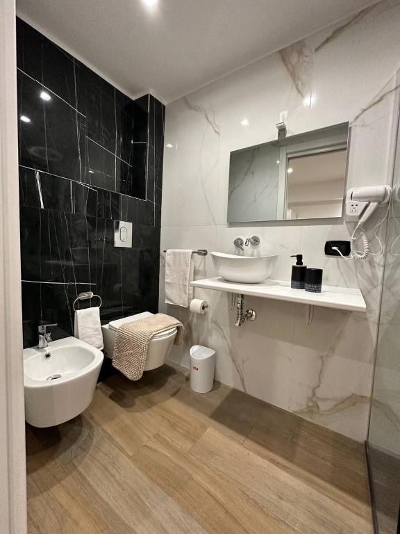 Black & White Rooms - 11