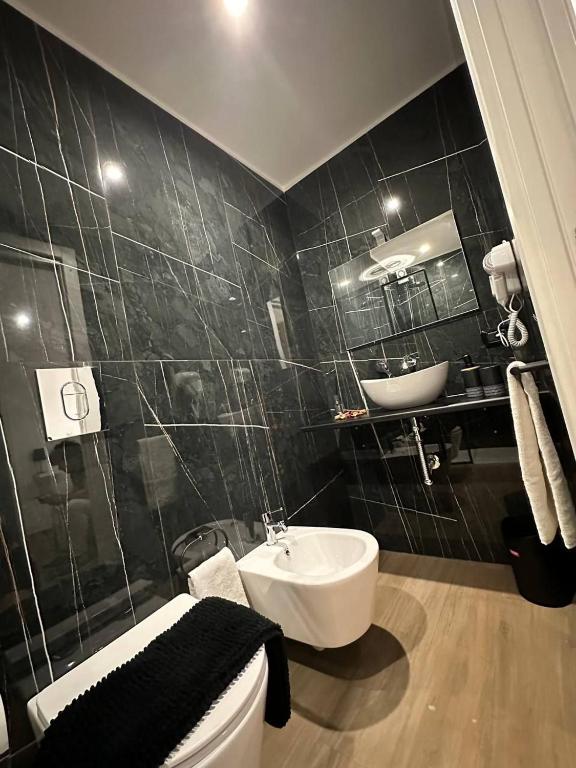 Black & White Rooms - 19