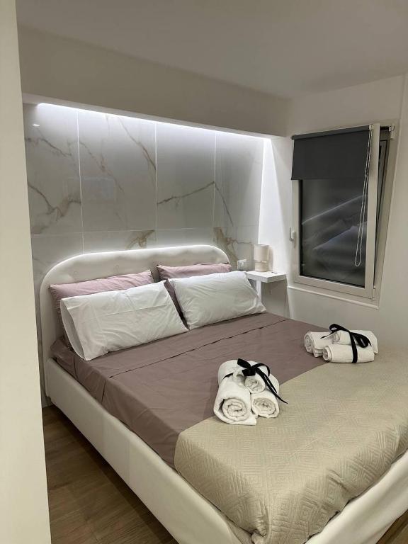 Black & White Rooms - 8