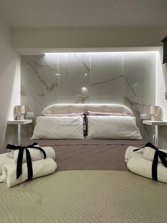 Black & White Rooms - 10