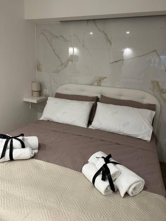 Black & White Rooms - 9