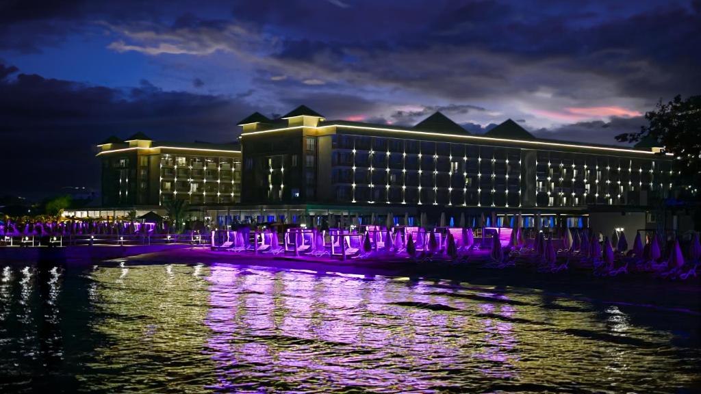 Výhled na řeku, která protéká v blízkosti hotelu