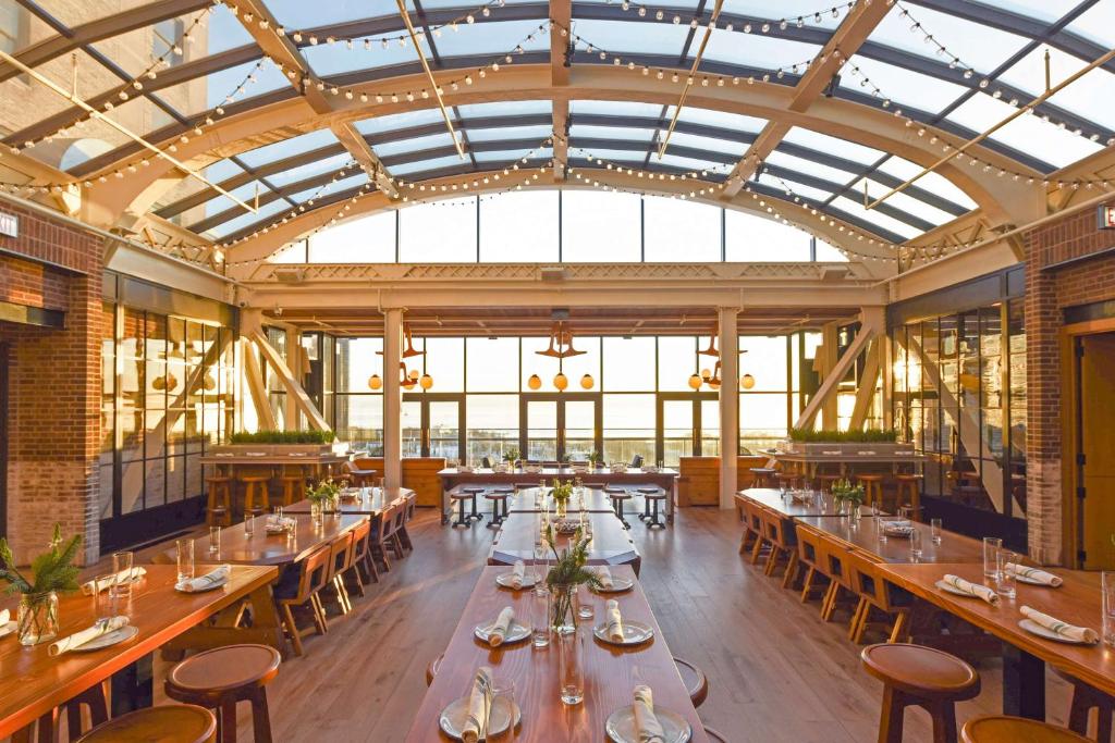 uma grande sala de jantar com mesas e cadeiras em Chicago Athletic Association, part of Hyatt em Chicago