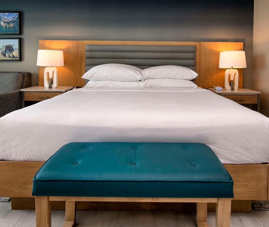 Inn at the Pier Pismo Beach, Curio Collection by Hilton - Deluxe King Room Con Balcón
