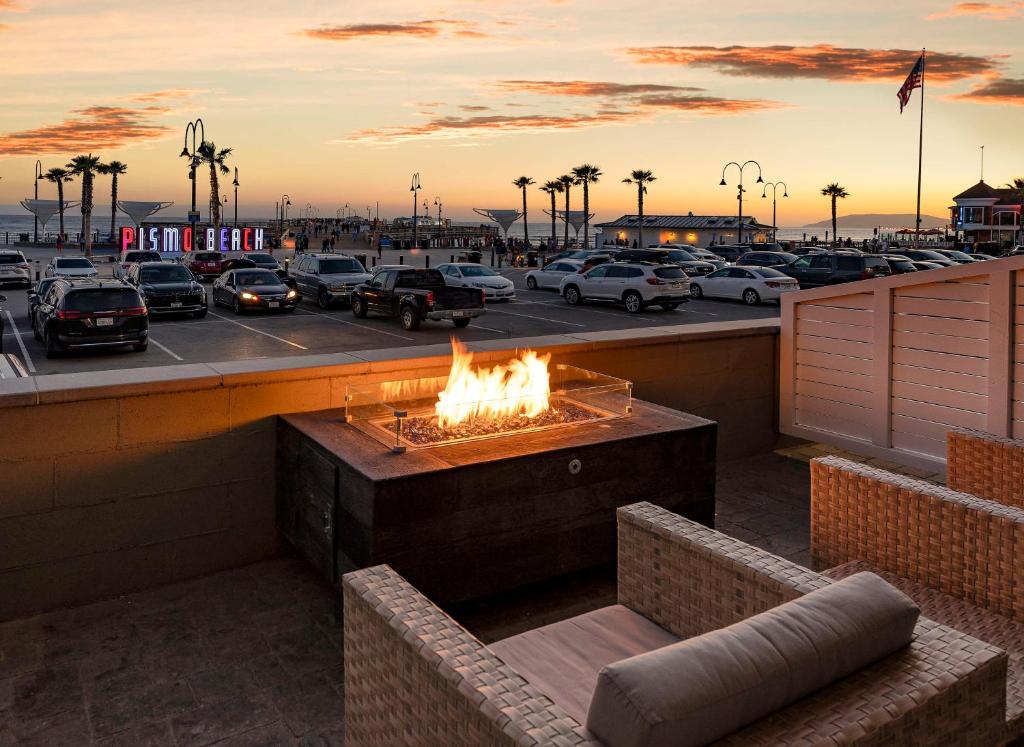 Inn at the Pier Pismo Beach, Curio Collection by Hilton - Fireside King Room Con Vista Sull'oceano Parziale