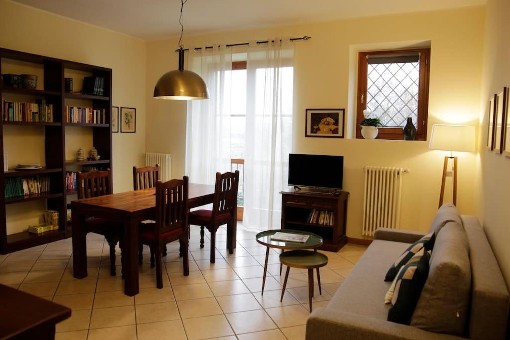 ein Wohnzimmer mit einem Sofa und einem Tisch in der Unterkunft 10 minutes to flight Orio al Serio BGY in Zanica