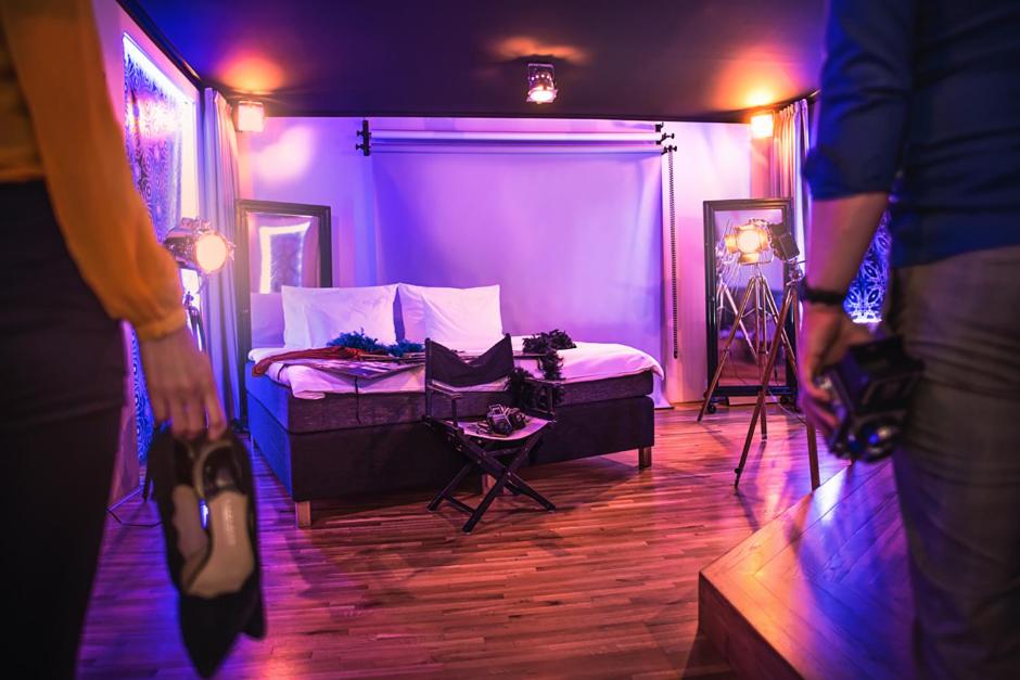 Anybody - Awarded love hotel - Resim 6