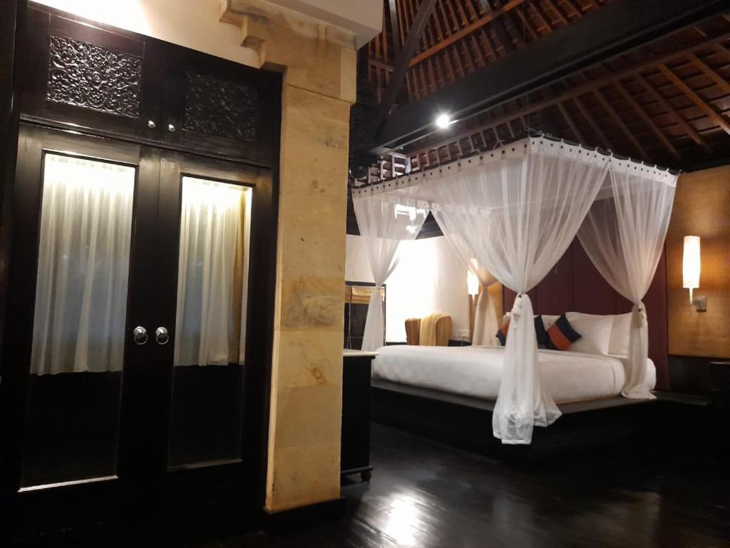 Postel nebo postele na pokoji v ubytování The Royal Beach Seminyak Bali