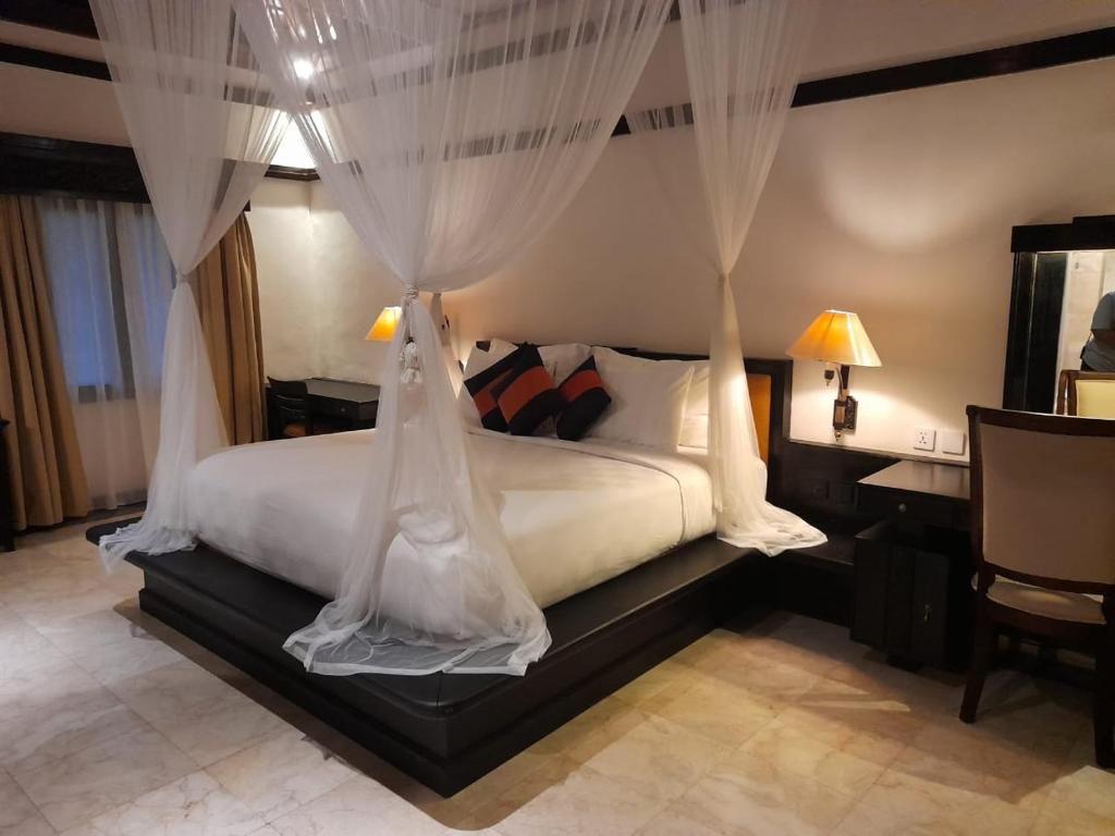Postel nebo postele na pokoji v ubytování The Royal Beach Seminyak Bali