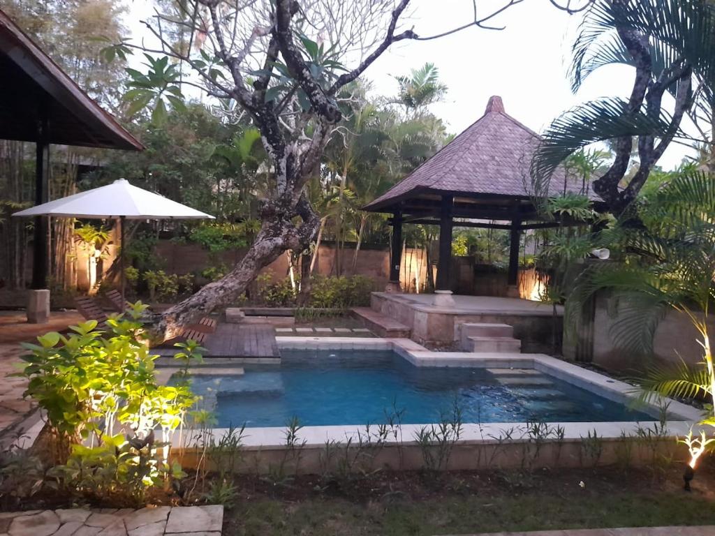 Bazén v ubytování The Royal Beach Seminyak Bali nebo v jeho okolí