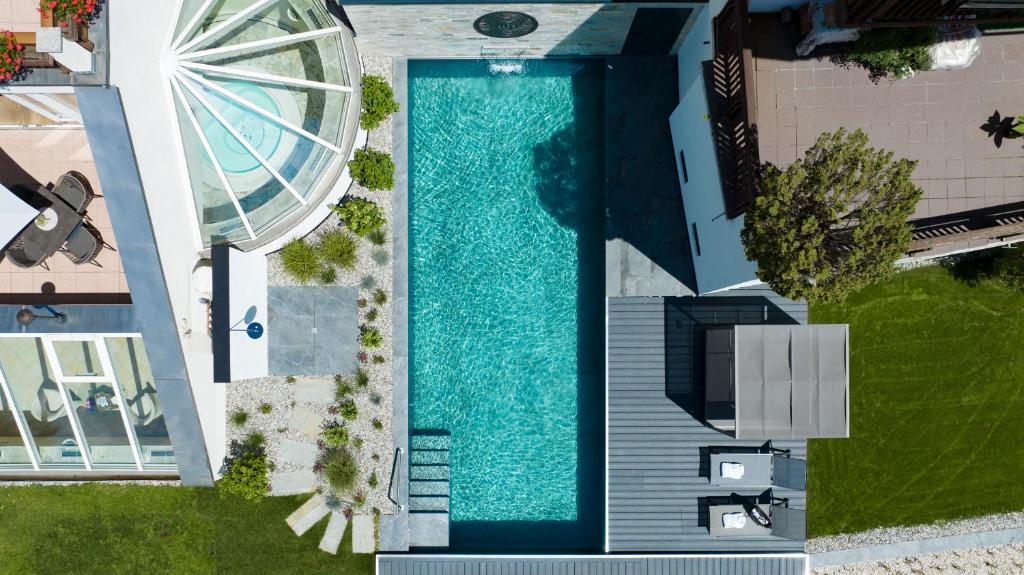 an overhead view of a swimming pool in a building at Hotel Wiesnerhof in Vipiteno