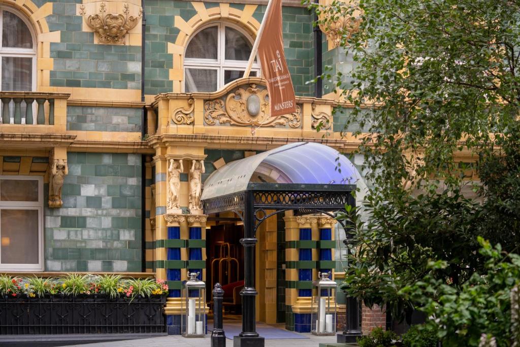 un bâtiment avec une arche devant lui dans l'établissement Taj 51 Buckingham Gate Suites and Residences, à Londres