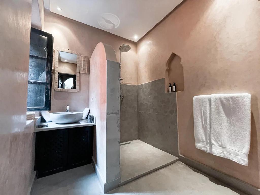 Koupelna v ubytování Riad Comme chez soi Marrakech by Louhou collection