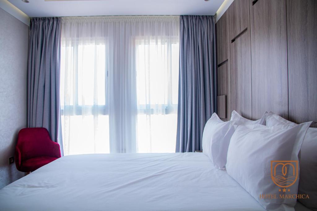 Postel nebo postele na pokoji v ubytování Marchica Hotel