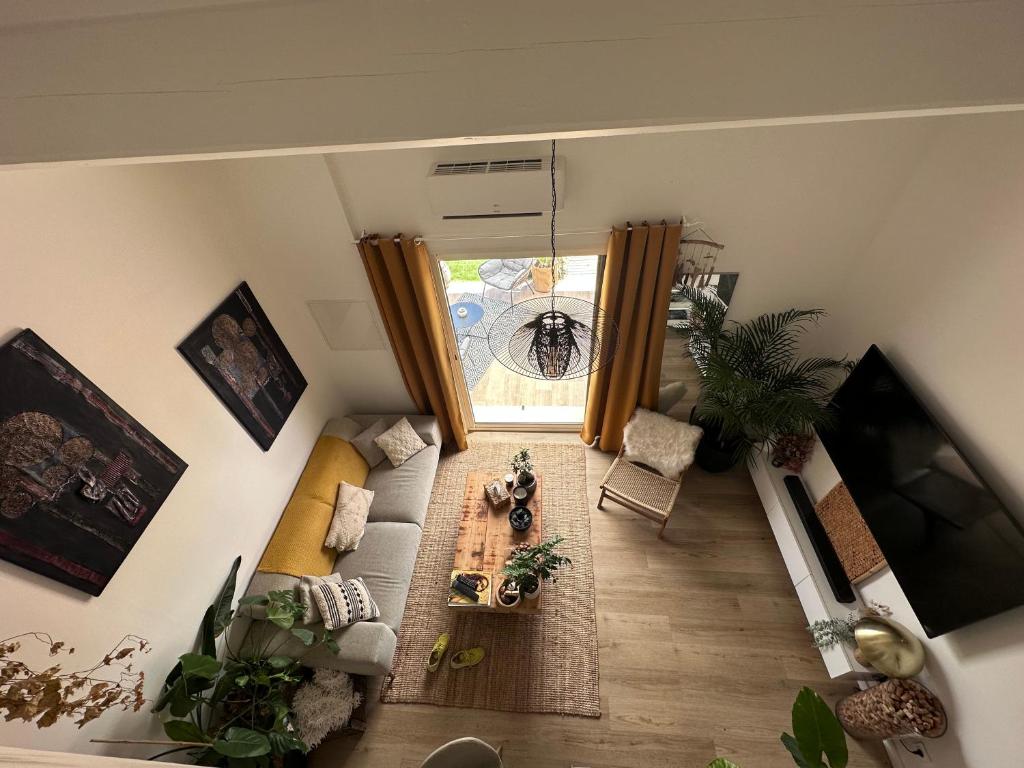 - une vue de tête sur un salon doté d'un canapé et d'une fenêtre dans l'établissement Bienvenue chez moi, à Vic-la-Gardiole