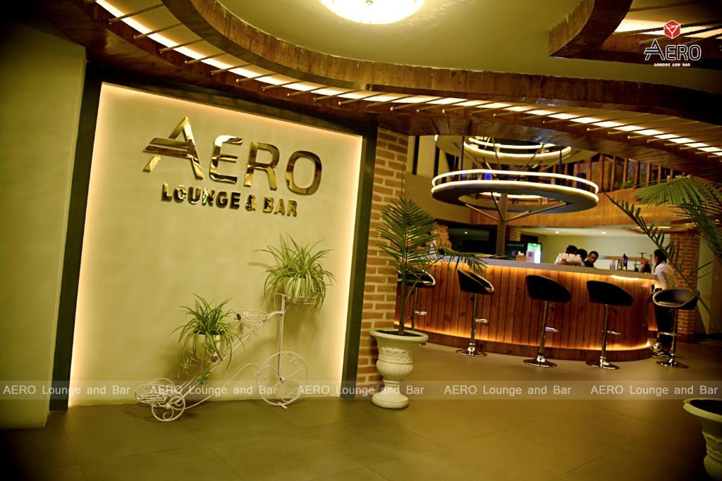 una tienda con un bar con plantas en la pared en AERO HOTEL BY AERO LOUNGE AND BAR en Katmandú