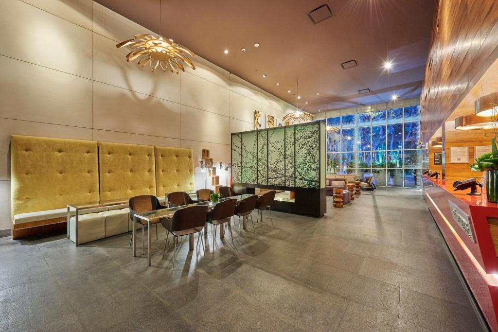 un restaurante con mesa y sillas en una habitación en City Express Plus by Marriott Reforma El Ángel, en Ciudad de México