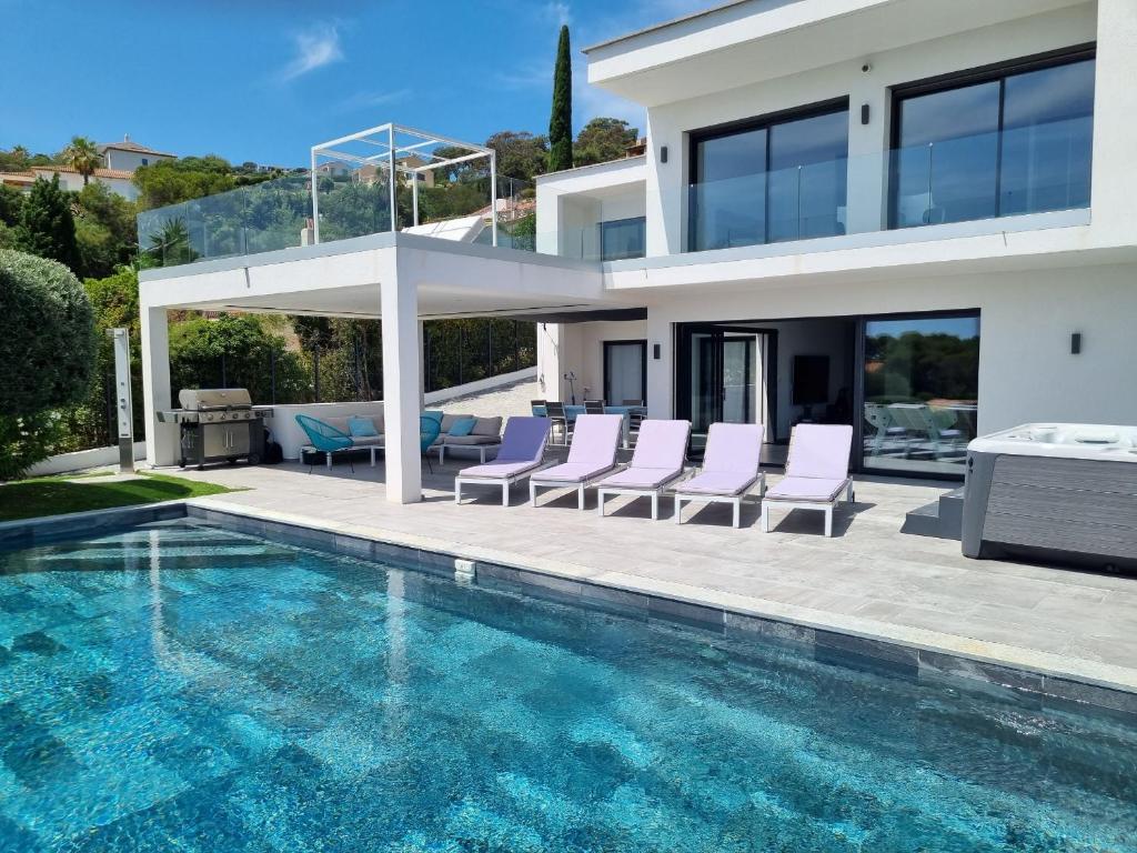 eine Villa mit einem Pool und einem Haus in der Unterkunft Cap malouins in Saint-Peïre-sur-Mer