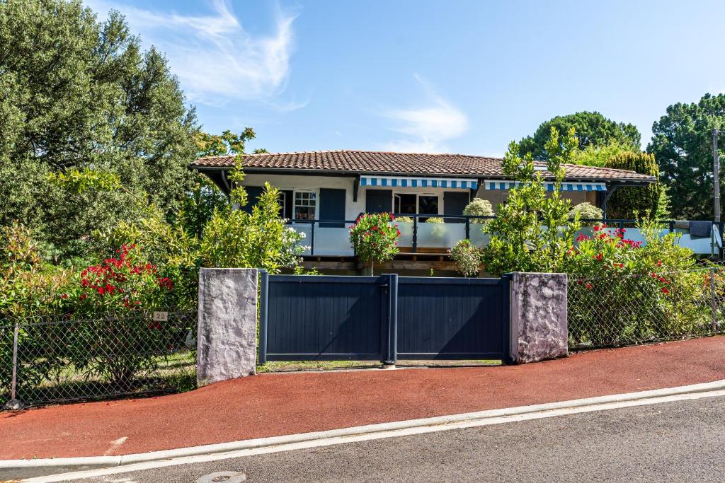 une maison avec une porte devant elle dans l'établissement Lulli - Spacieux appartement en rez de jardin, à Arcachon