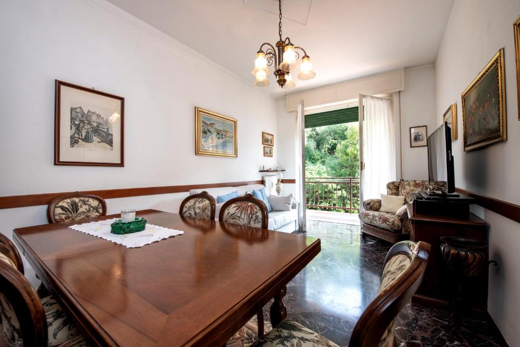ein Esszimmer mit einem Holztisch und Stühlen in der Unterkunft 175 - Casa Foglia ,100 meters to sea and beach in Sestri Levante