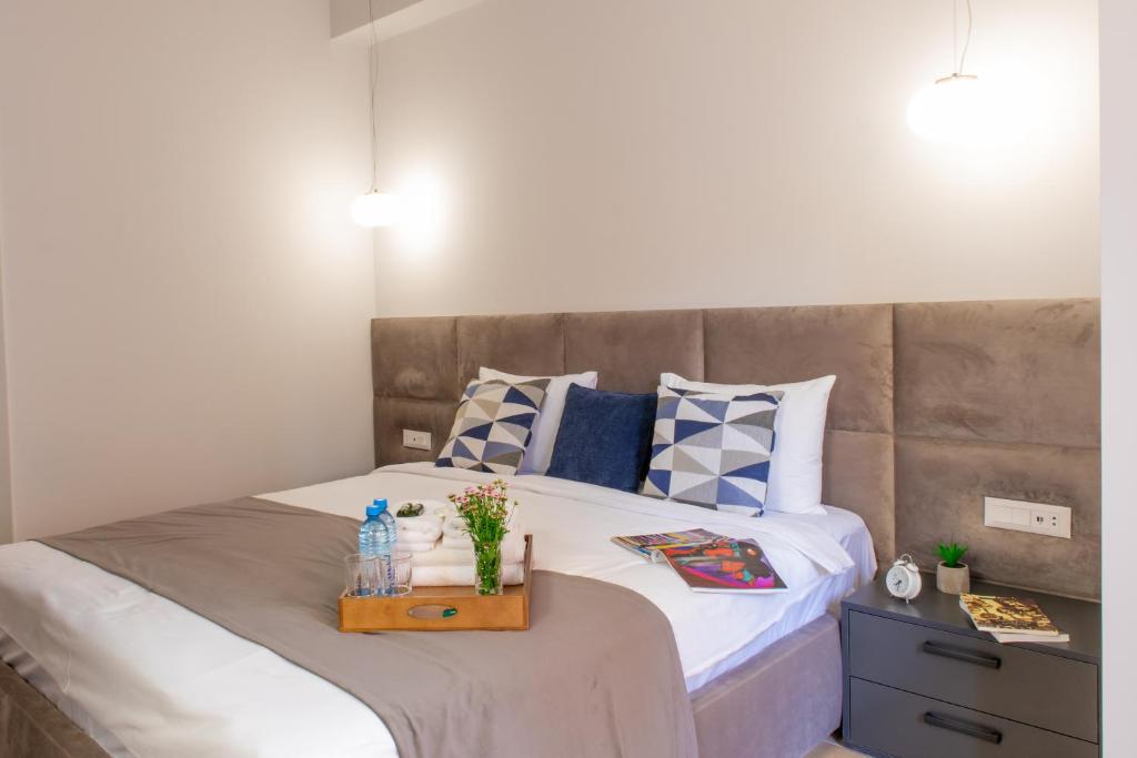 um quarto com uma cama com uma bandeja de madeira em hotelise I Minas Apartment em Yerevan
