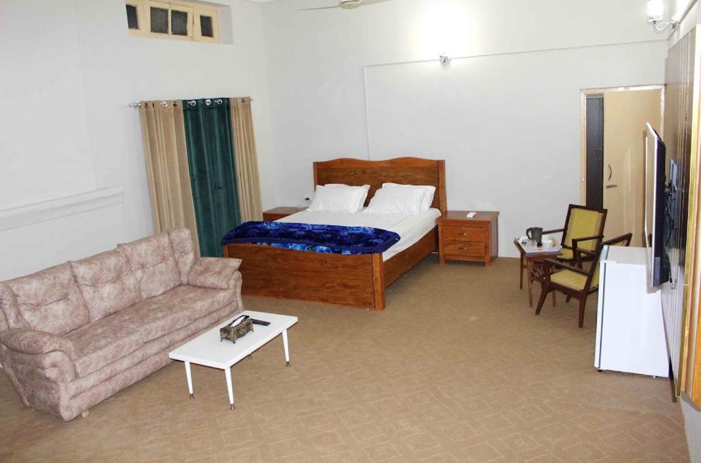 4 Kanal Entire Private Guest House with 2 Bedrooms attached Bathrooms and Kitchen and Lawn - Chambre Simple De Luxe