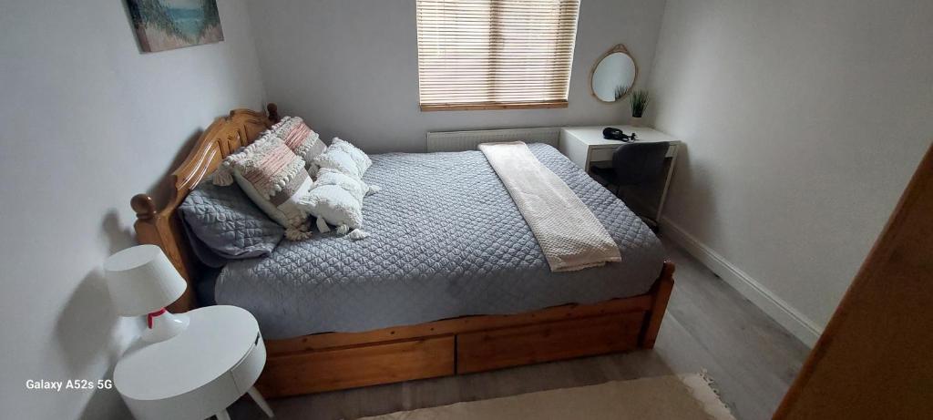 sypialnia z łóżkiem i lustrem w obiekcie Inviting 1-Bed Apartment in Coventry w Coventry