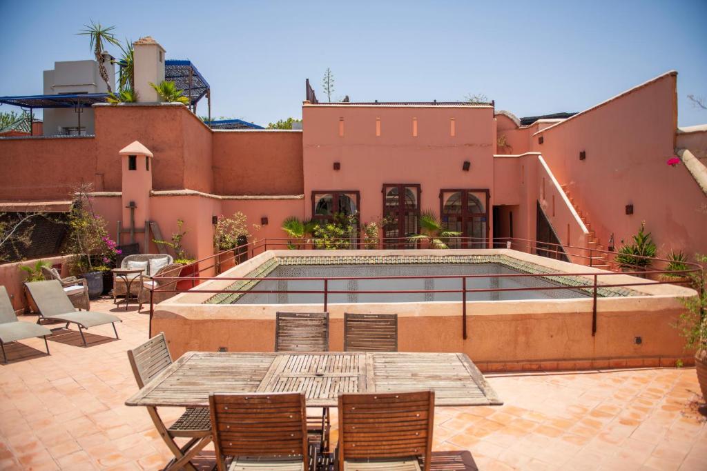 Bazén v ubytování Riad Ben Youssef nebo v jeho okolí