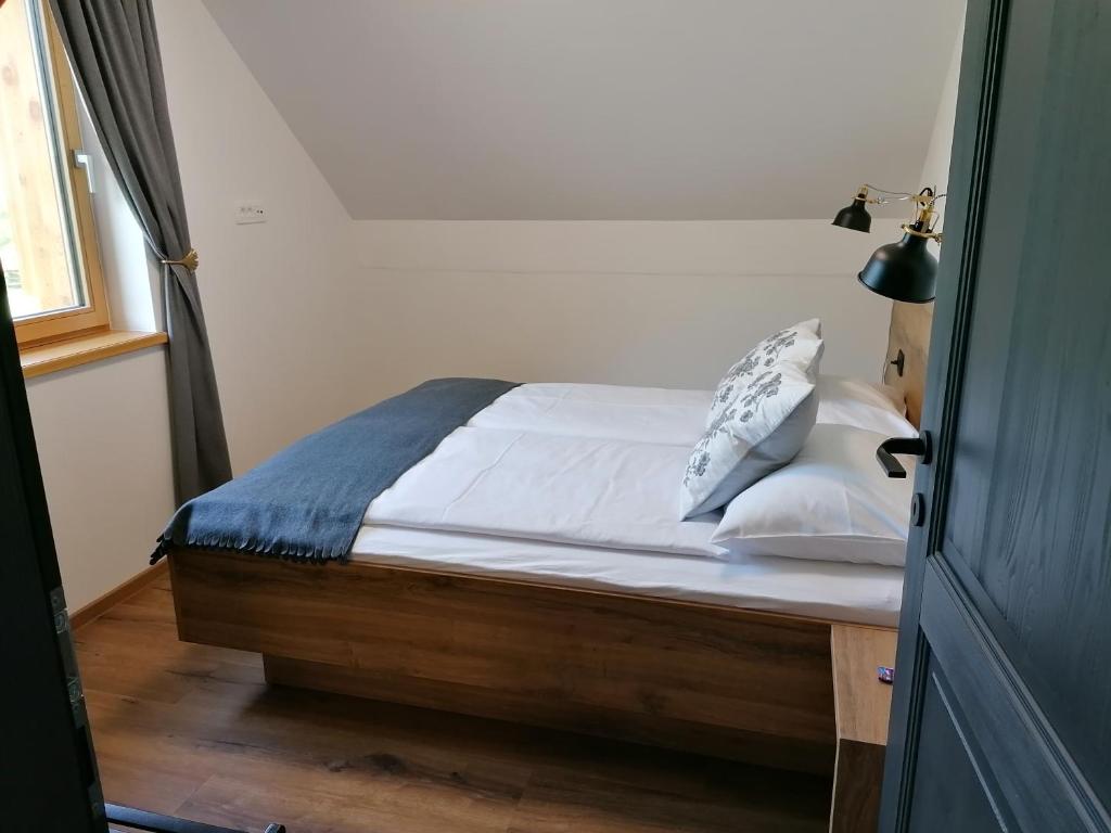 Postel nebo postele na pokoji v ubytování Apartments Gorski raj