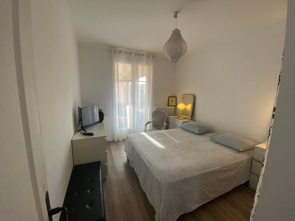 Posteľ alebo postele v izbe v ubytovaní Le Lola charment T3 à 10 minutes à pied de la plage.