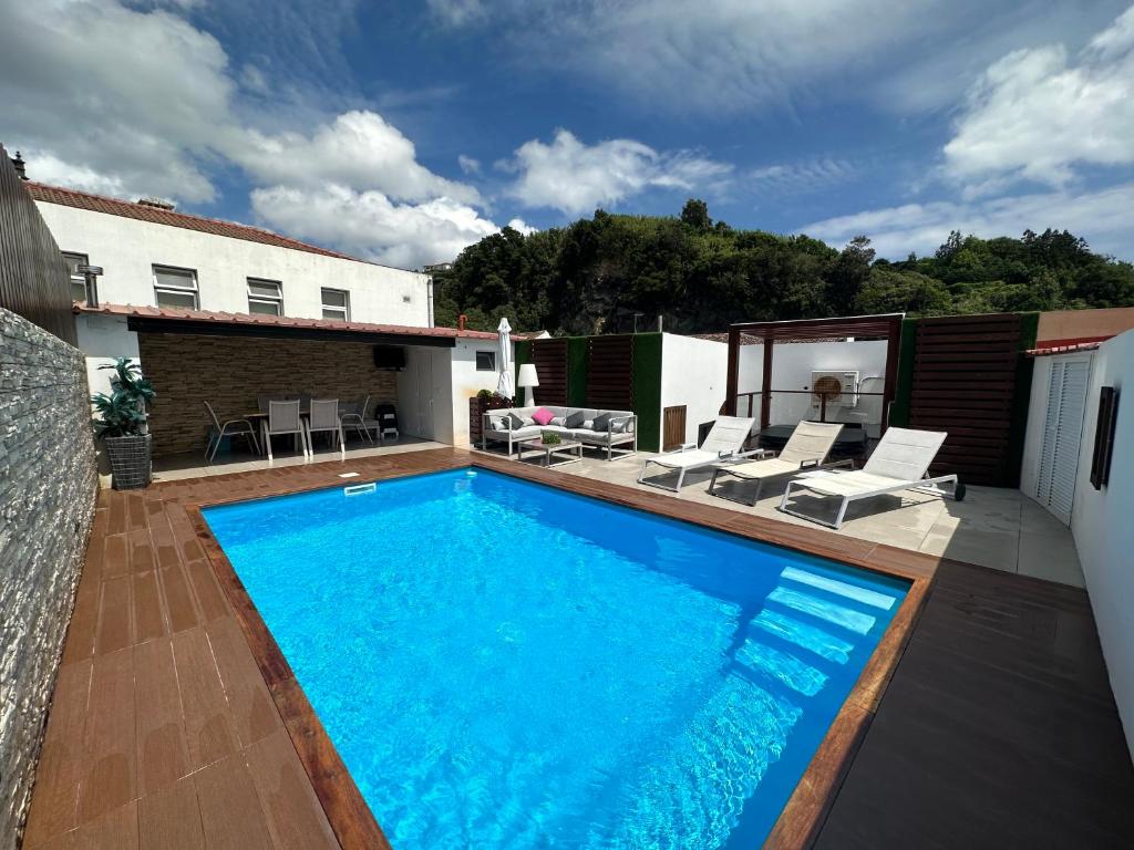 uma piscina no telhado de uma casa em The Spot - ilha de São Miguel (Povoação) Açores em Povoação